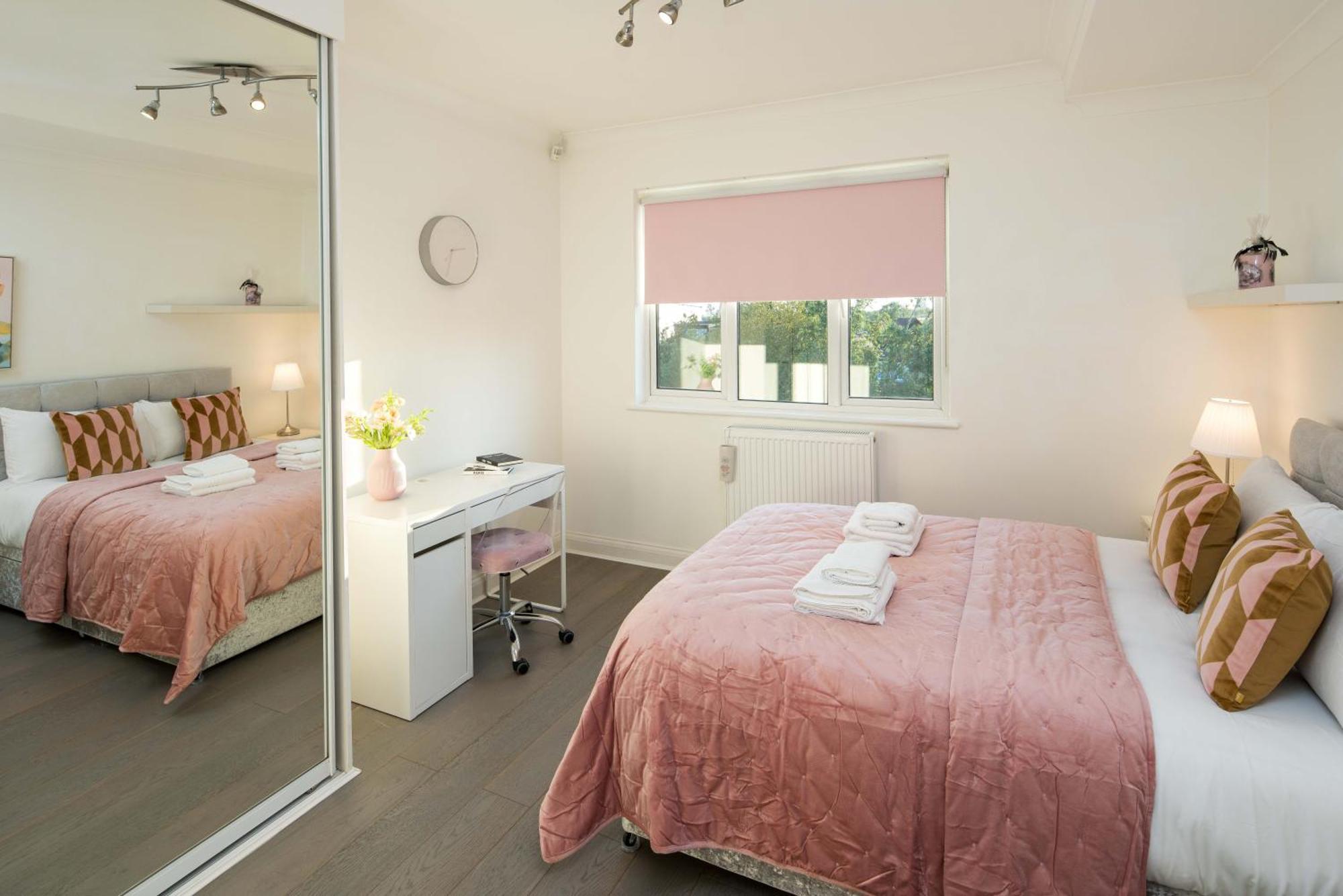 Luxury Pool House With Free Parking - Unico Residences Hébergement de vacances Londres