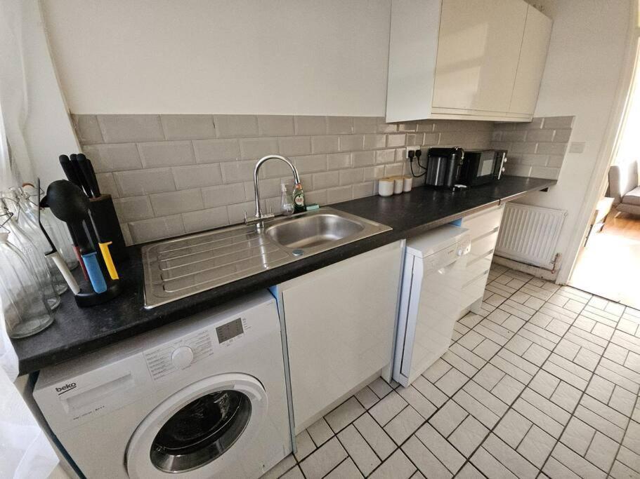 Steps From Kings Cross Station! Apartamento Londres