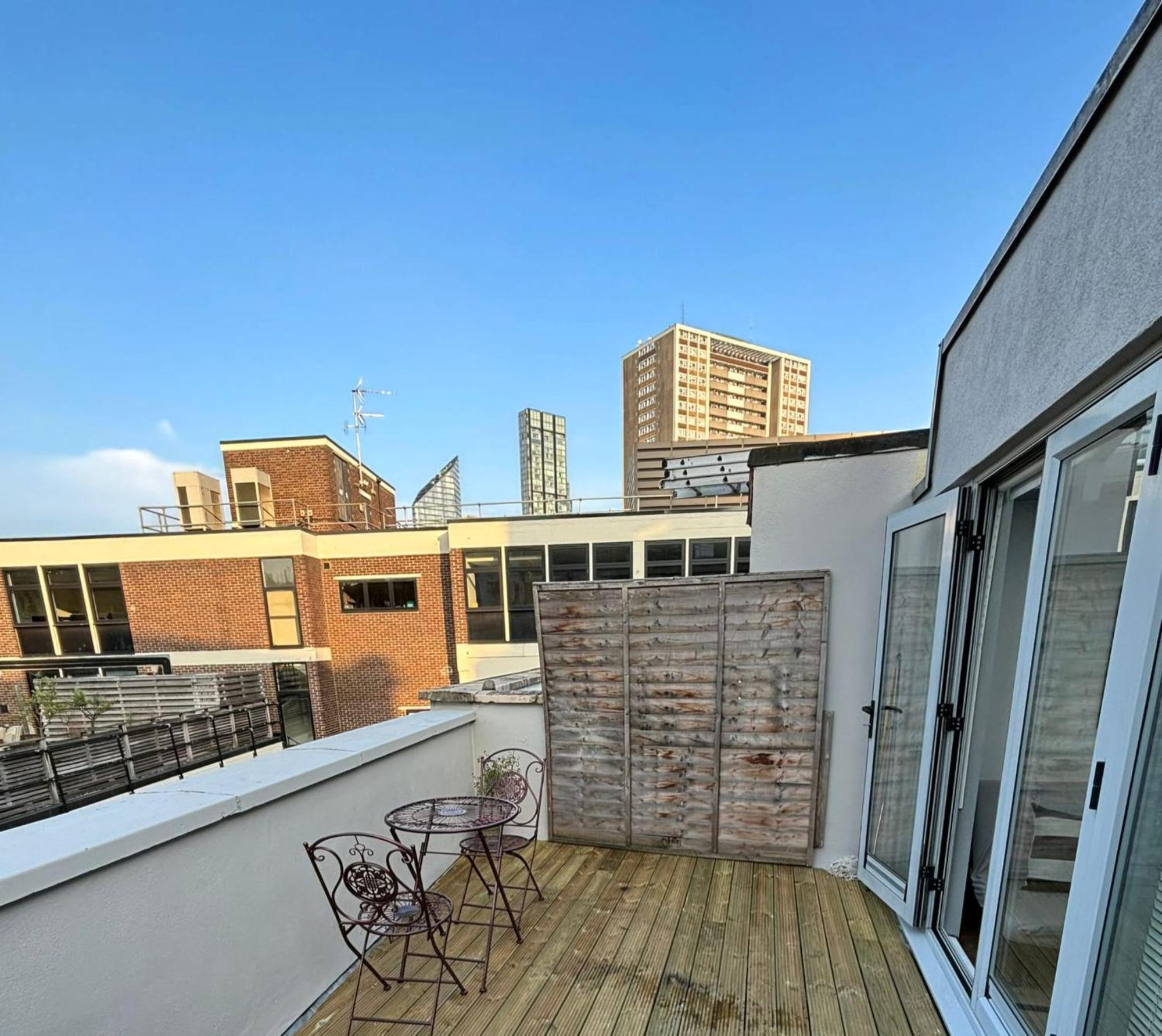Top Floor Delightful Flat London