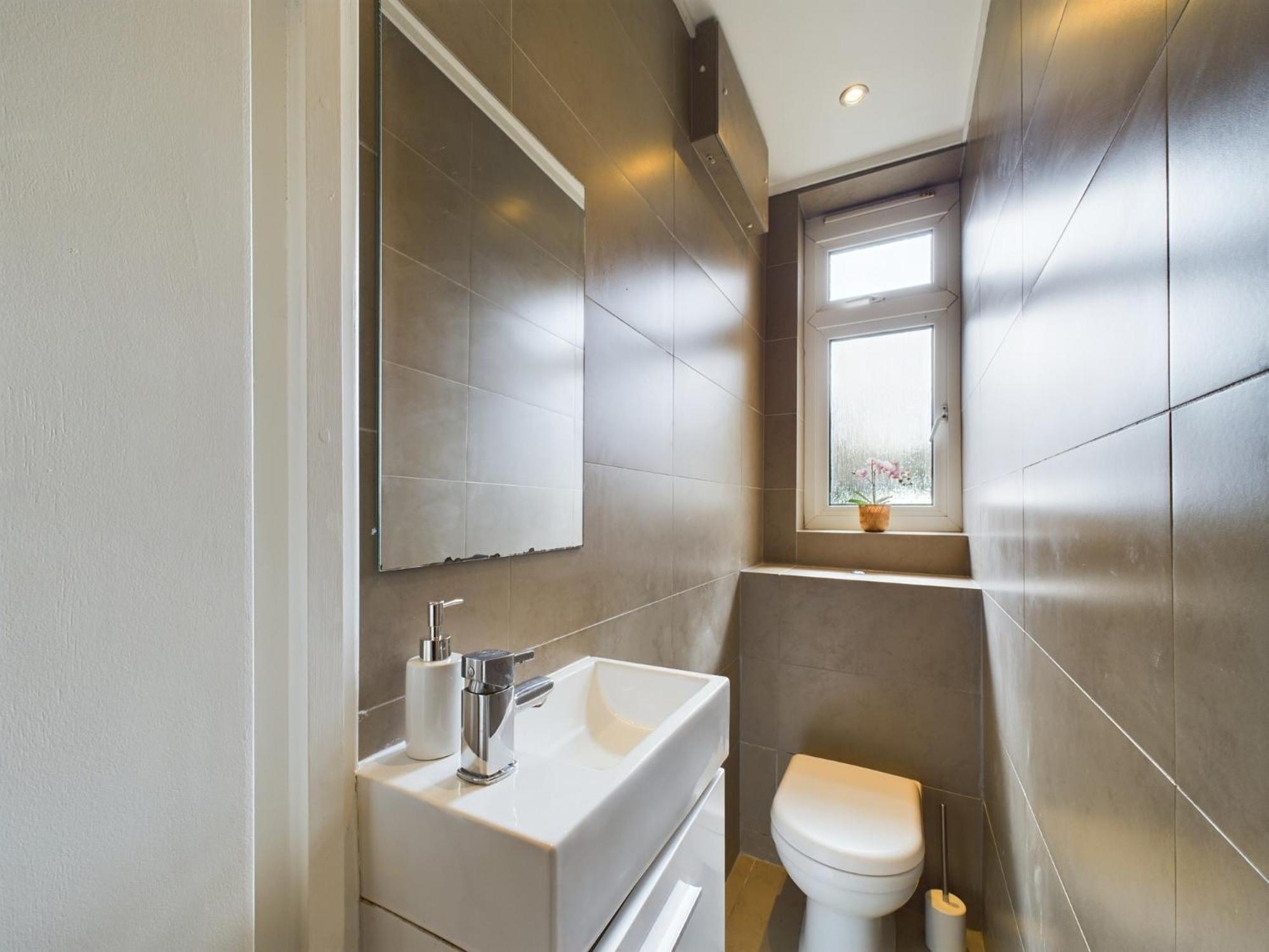 The Earl's Court Hideaway - Warm 3bdr House * London