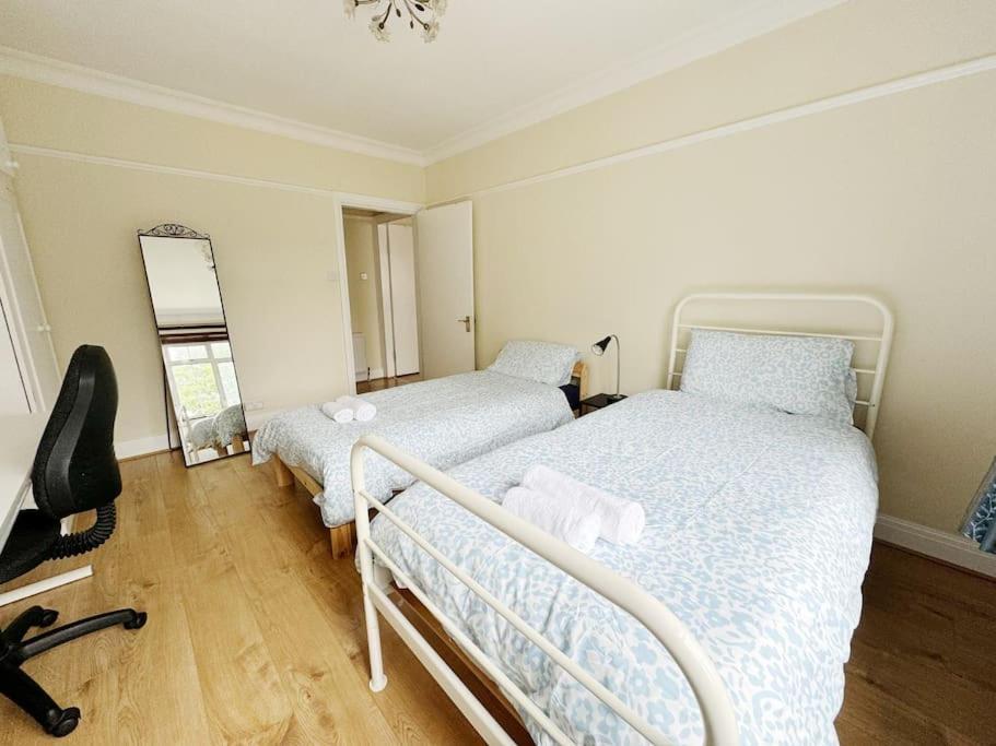 Bright & Spacious House Near * Londres