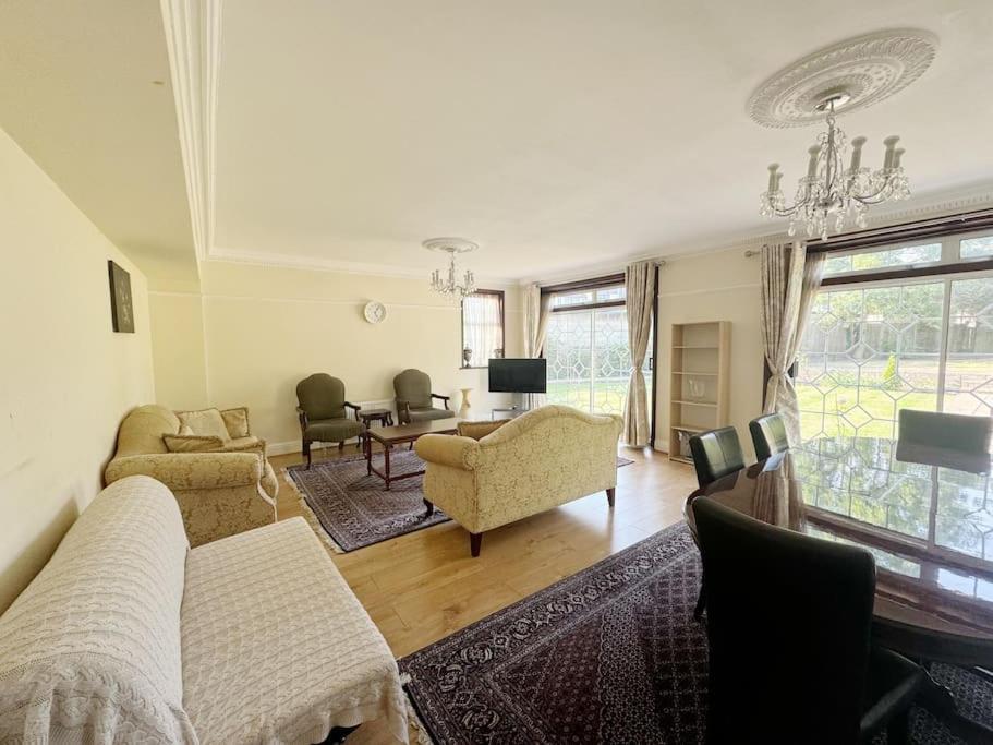 Bright & Spacious House Near Hébergement de vacances