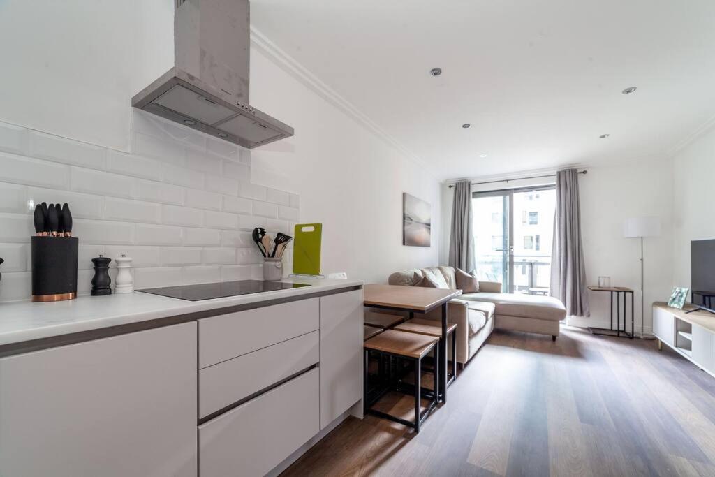Cozy & Stylish 2-bed Flat In Trentham Ct, Apartamento Londres