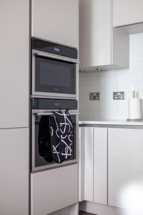 Cozy & Stylish 2-bed Flat In Trentham Ct, Apartamento