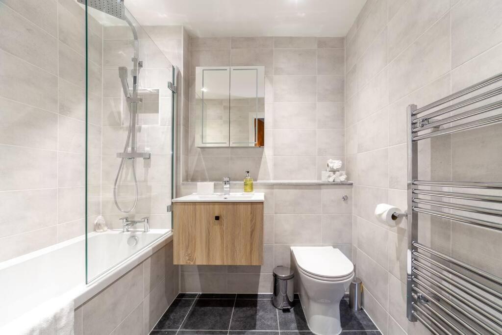 Cozy & Stylish 2-bed Flat In Trentham Ct, Apartamento *