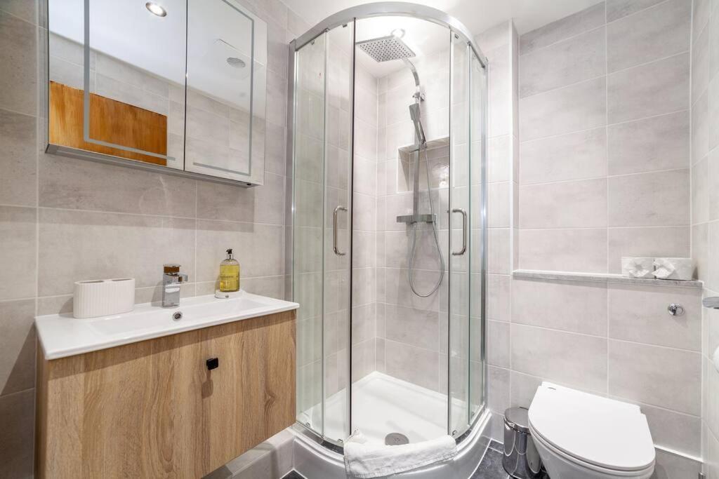 Cozy & Stylish 2-bed Flat In Trentham Ct, Apartamento *