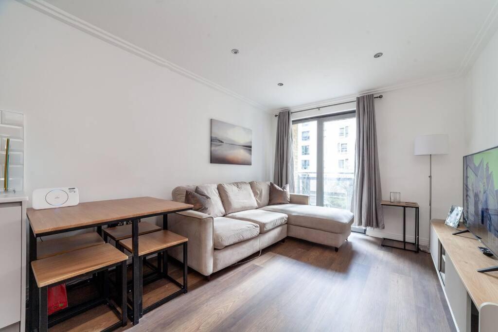 Cozy & Stylish 2-bed Flat In Trentham Ct, Apartamento Londres