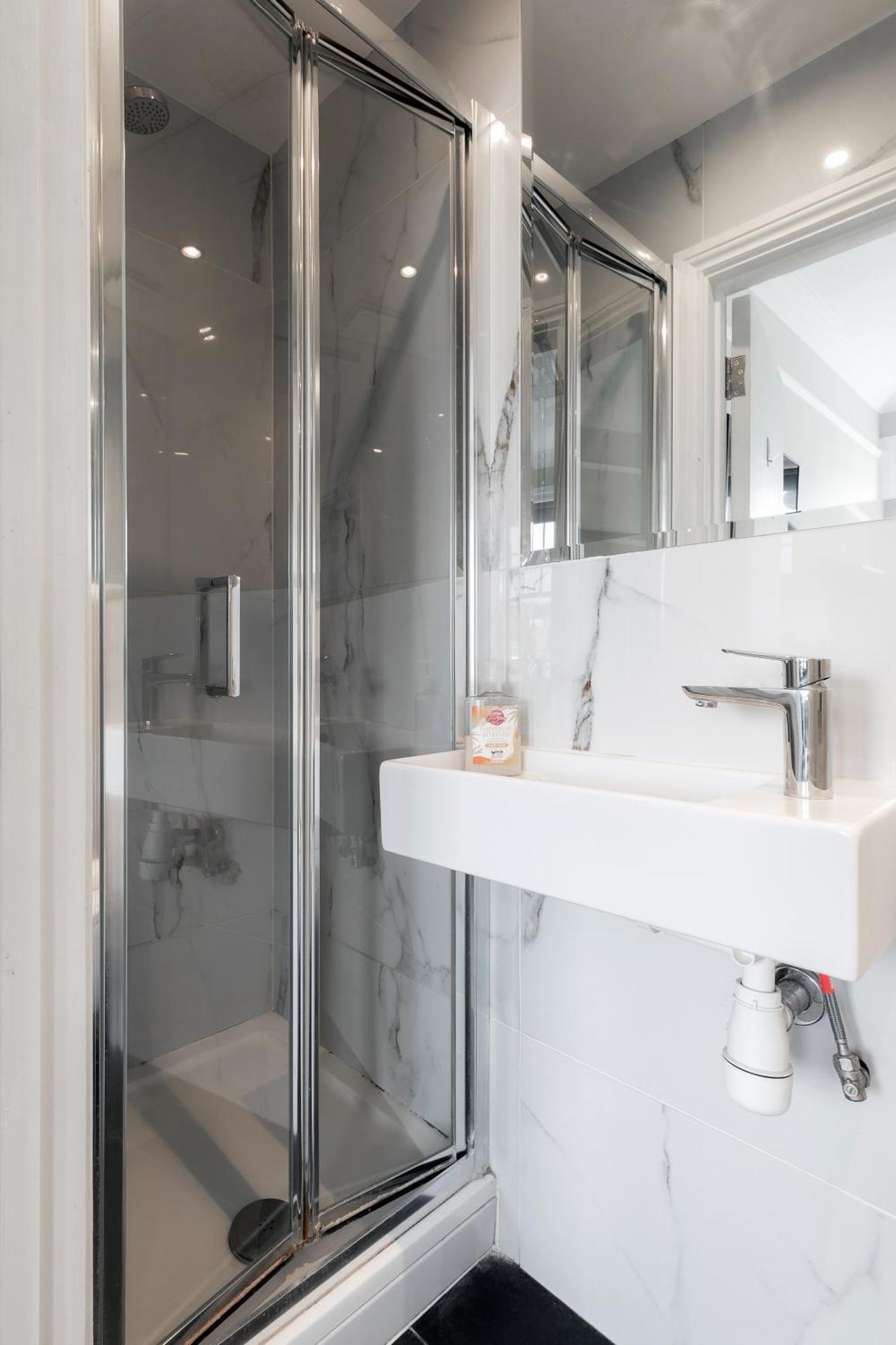 In The Heart Of High Street Kensington Apartment