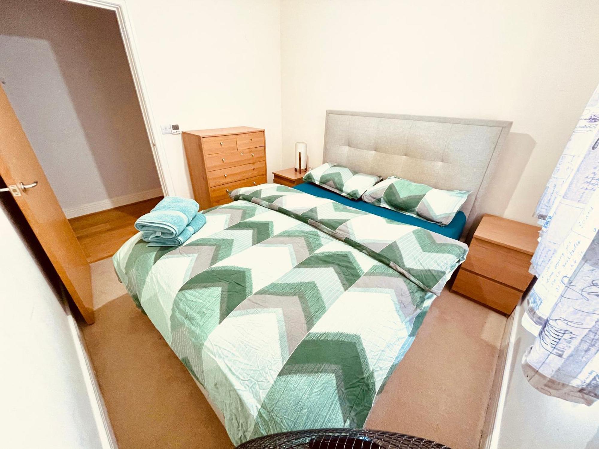 2 Bed Luxury Flat Nxt To Station Apartment
