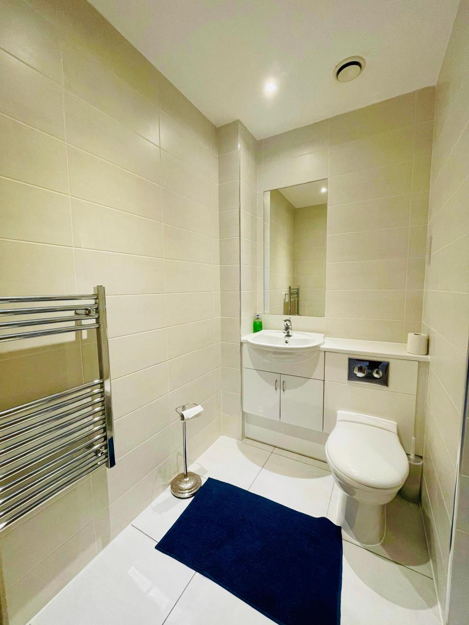 2 Bed Luxury Flat Nxt To Station London