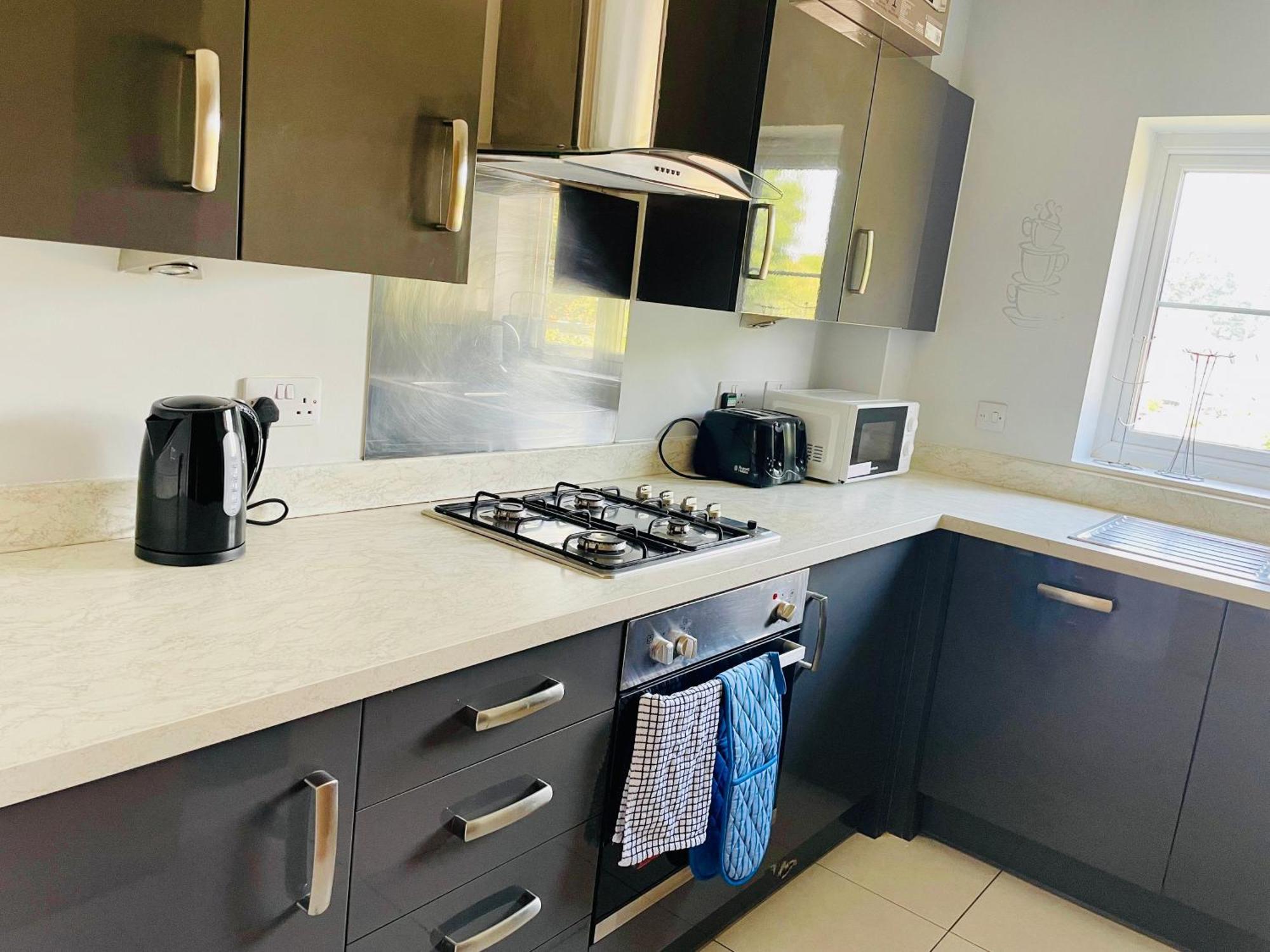 2 Bed Luxury Flat Nxt To Station Apartment *