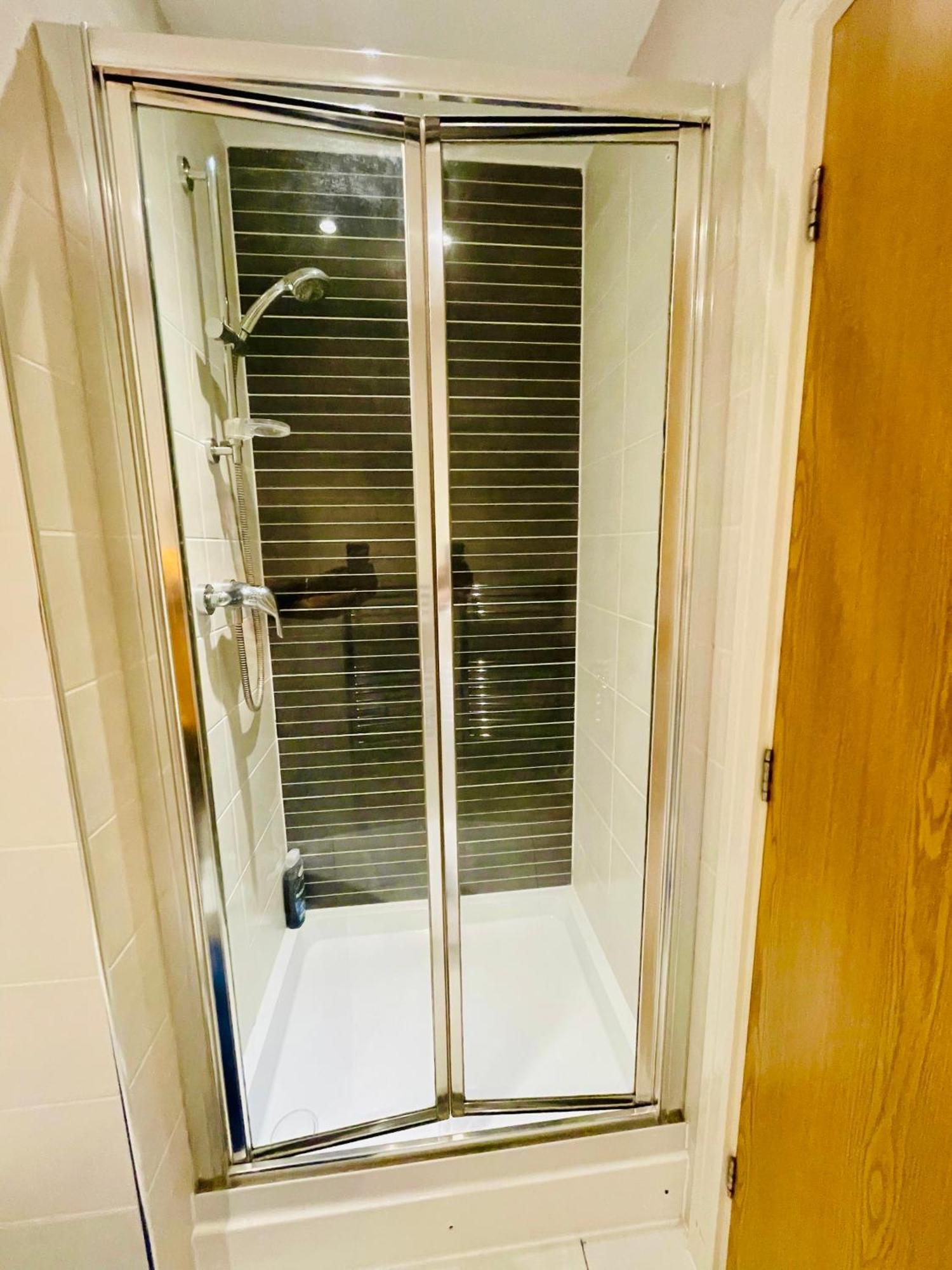 2 Bed Luxury Flat Nxt To Station Apartment London