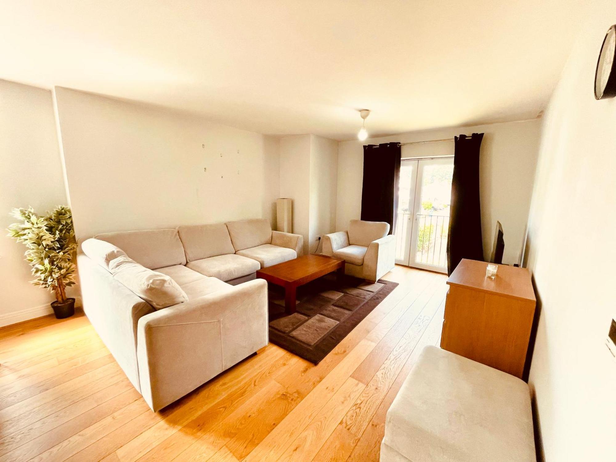 2 Bed Luxury Flat Nxt To Station Apartment London