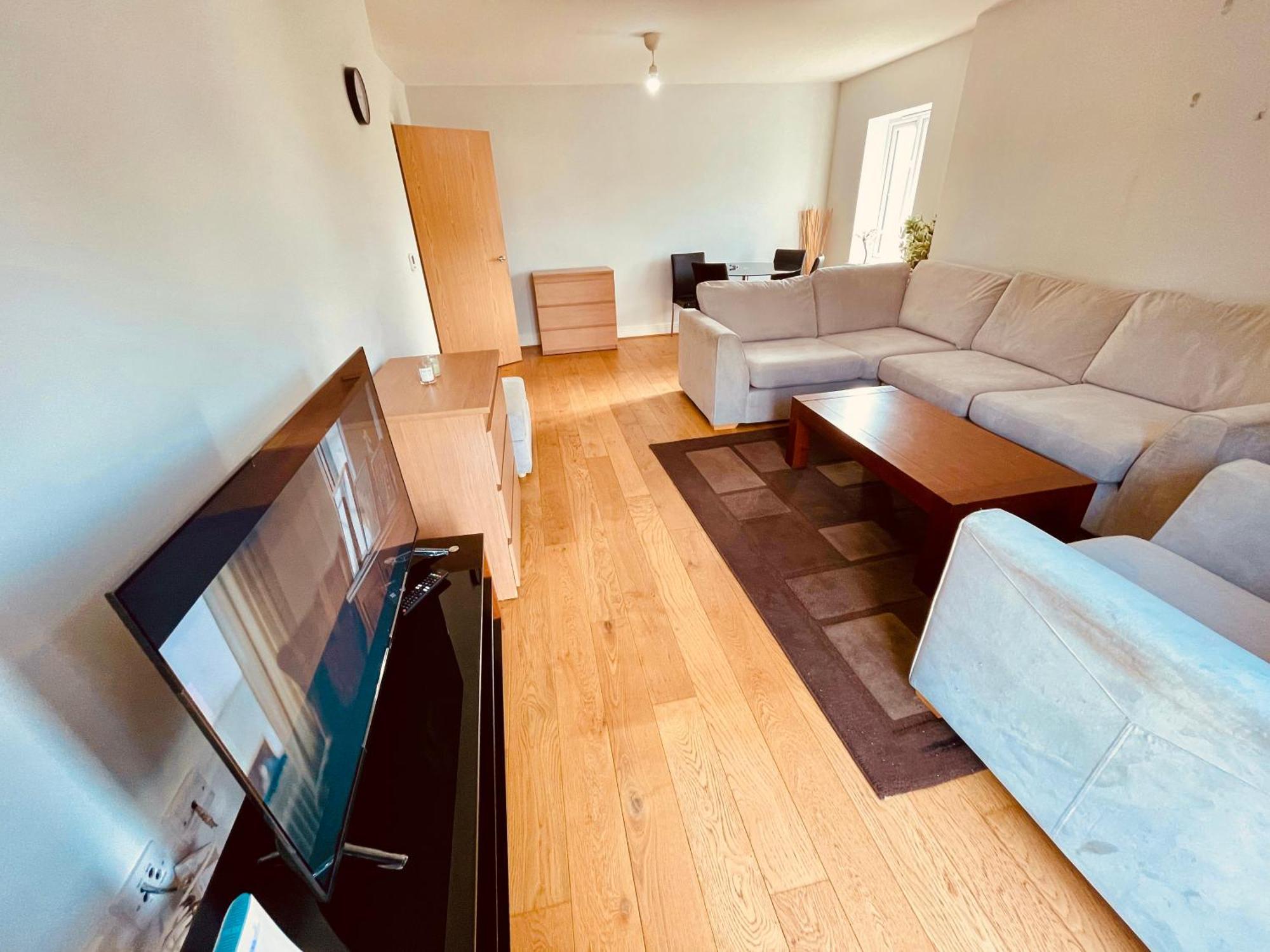 2 Bed Luxury Flat Nxt To Station Apartment *