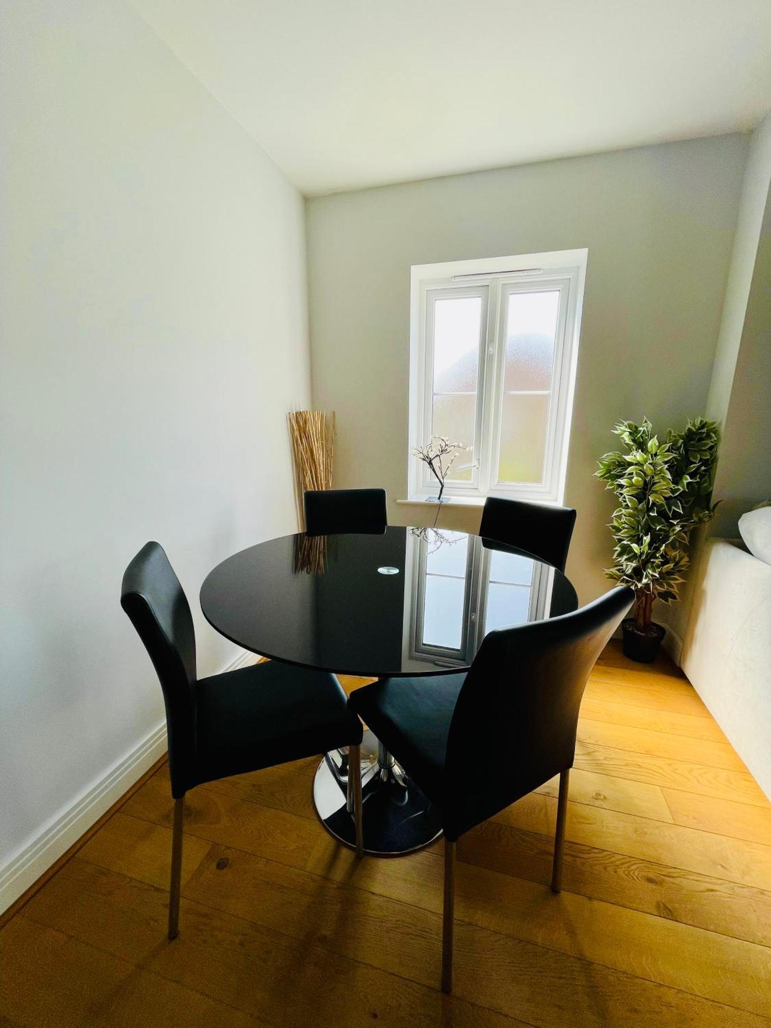 2 Bed Luxury Flat Nxt To Station Apartment London