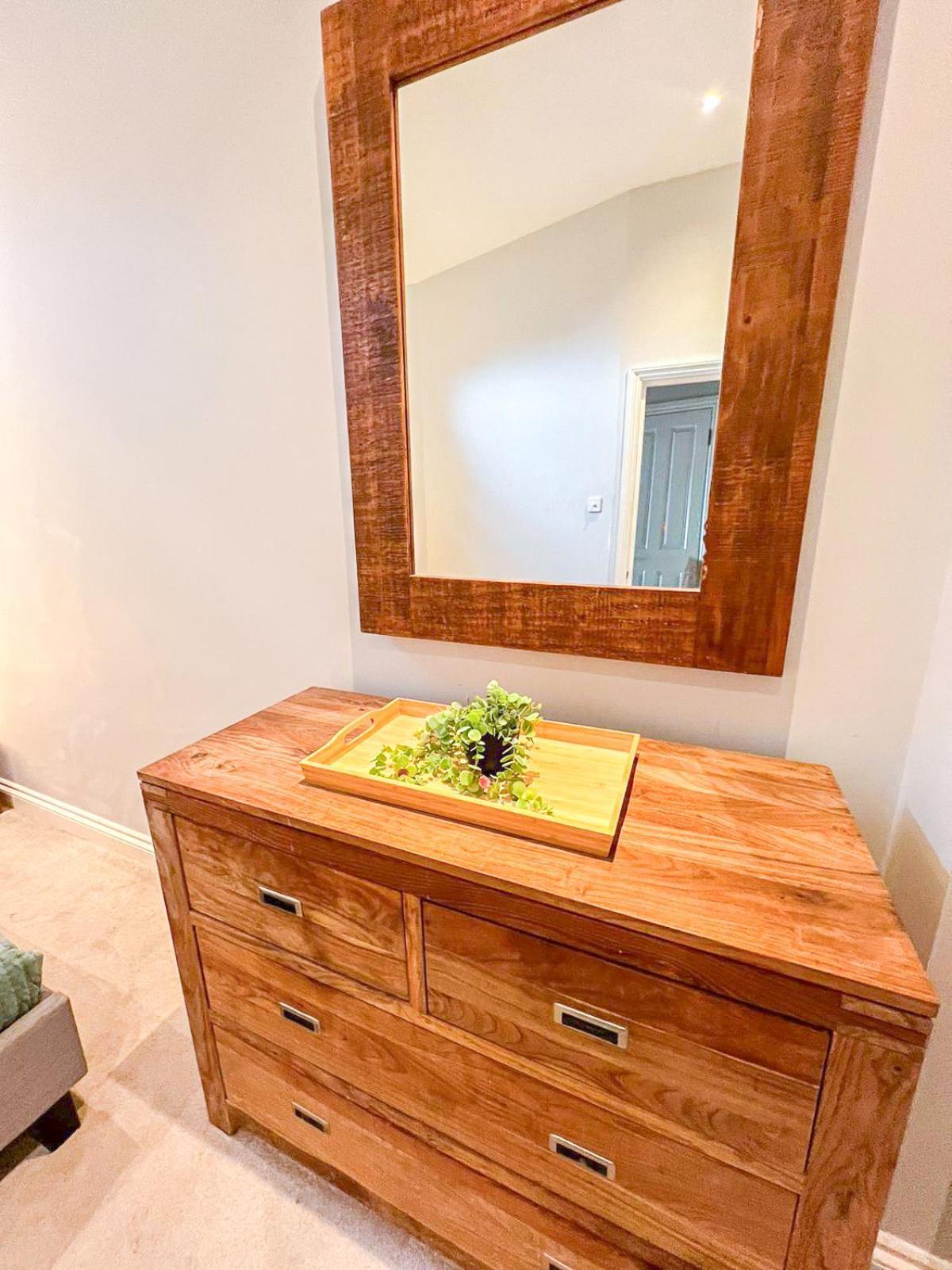 Sleek 2 Bedroom Flat With Private Patio & Firepit In Shepherds Bush, Near Hammersmith Apartamento