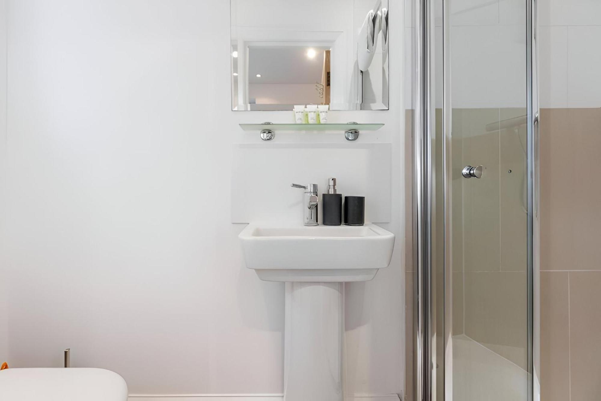 Apartamento Sleek Loft Living Minimalist Urban Escape