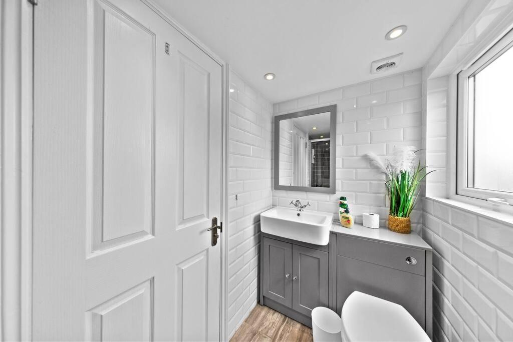 Charming Leytonstone 5 Bed - Appartement *