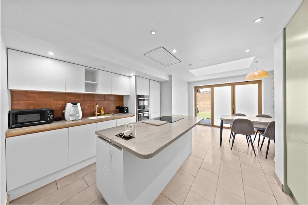 Charming Leytonstone 5 Bed - Appartement