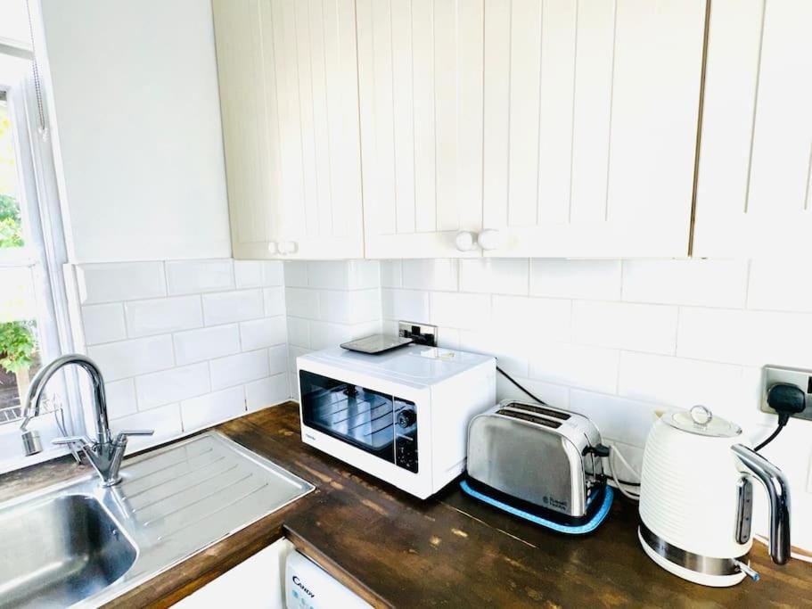 Quiet Beautiful 4 Person Camden Flat W Kitchen *