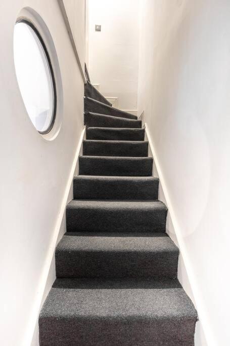 Lovely Garden 2bd Flat In *