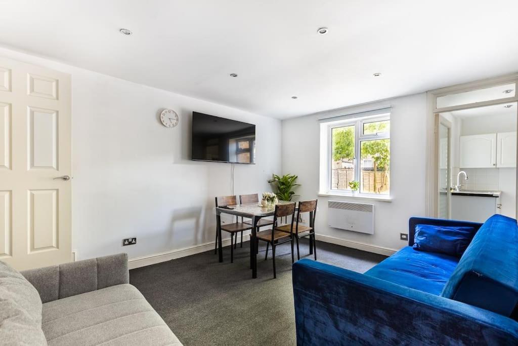 Lovely Garden 2bd Flat In Apartamento
