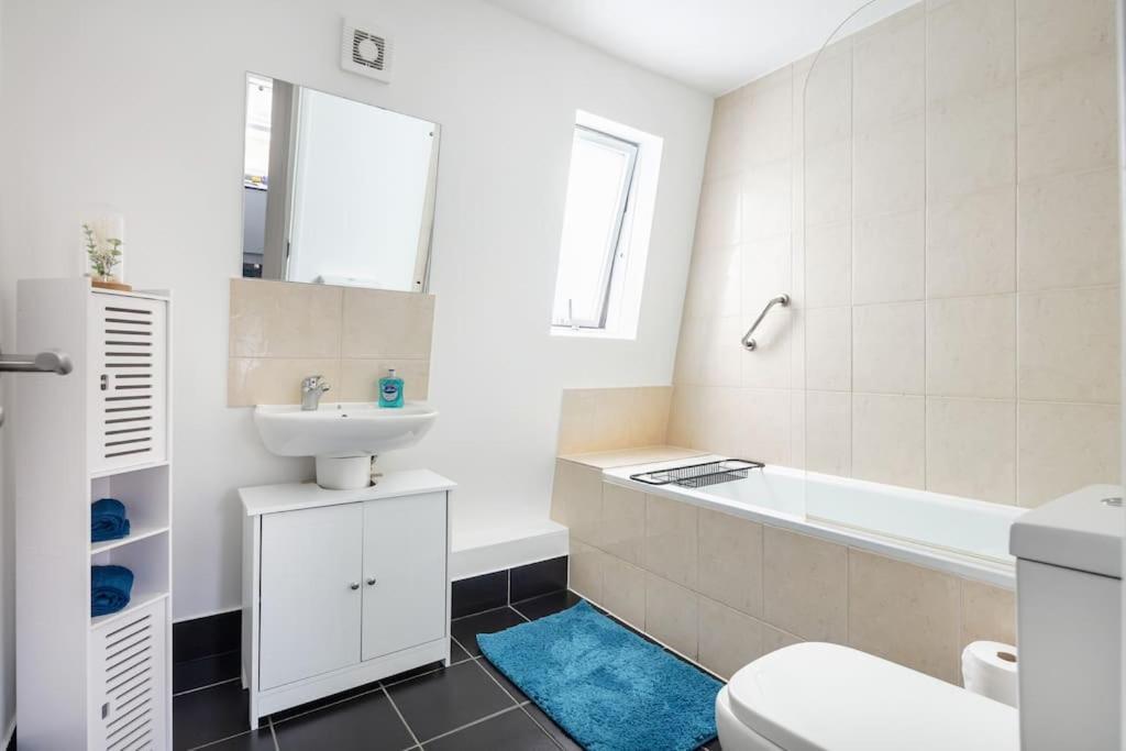 Bright N' Charming Air Conditioned Two Bed In Heart Of Londres