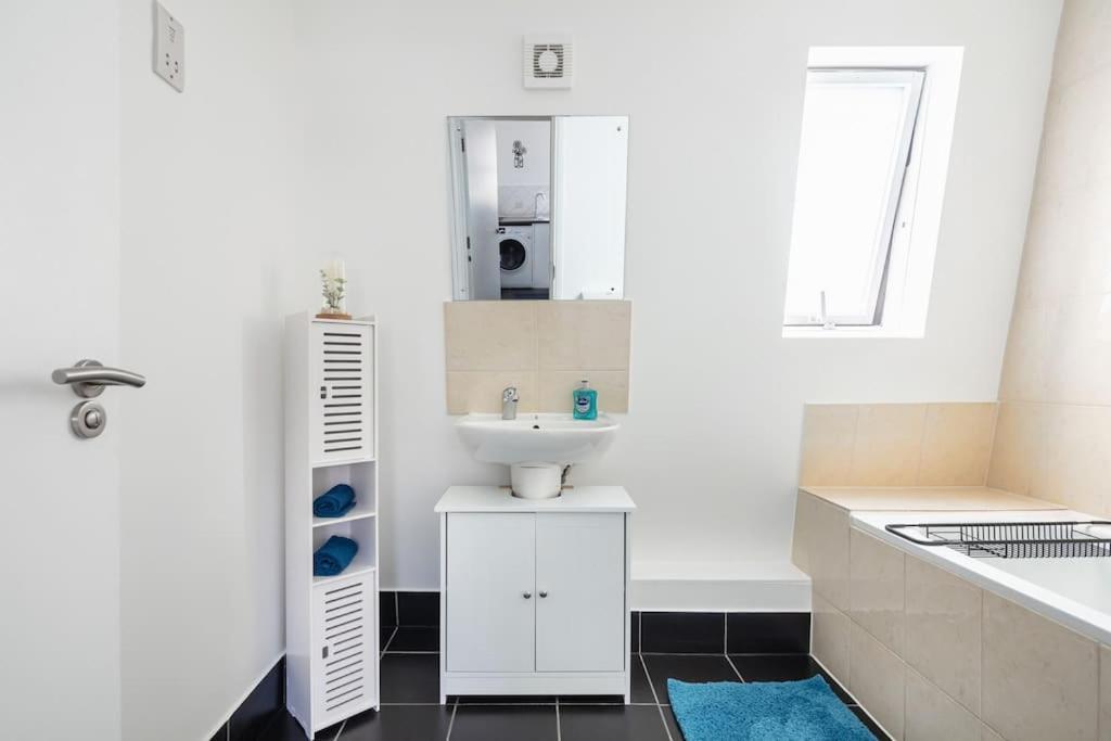 Bright N' Charming Air Conditioned Two Bed In Heart Of Londres