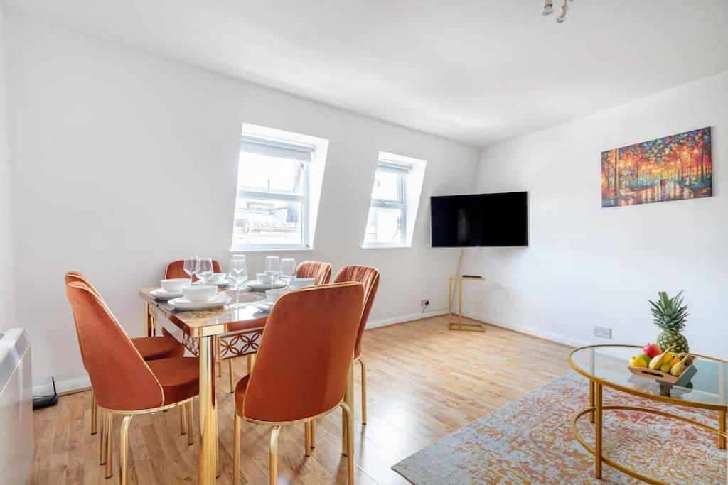 Bright N' Charming Air Conditioned Two Bed In Heart Of Londres