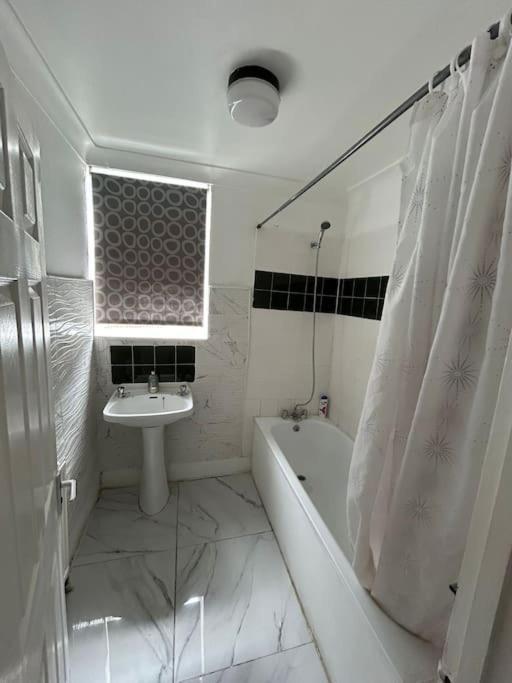 East 2 Bedroom Flat Londres