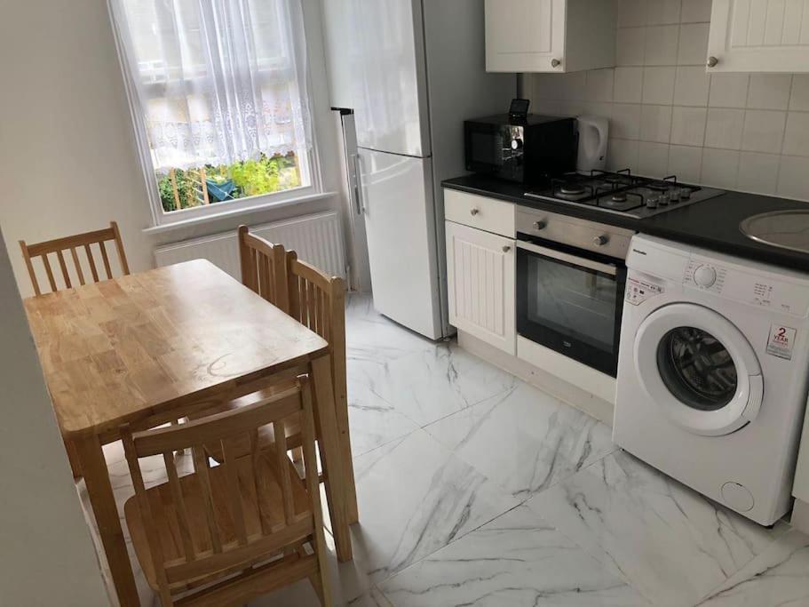 East 2 Bedroom Flat Londres