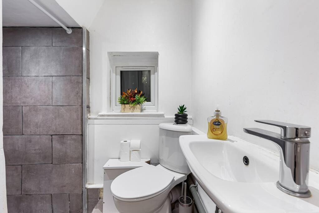 Near Kings Cross Sleep 12 Sp7 Apartment London