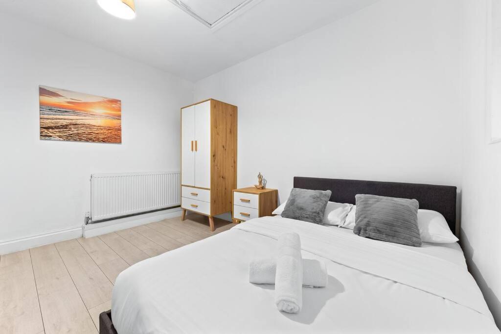 Near Kings Cross Sleep 12 Sp7 Apartment London