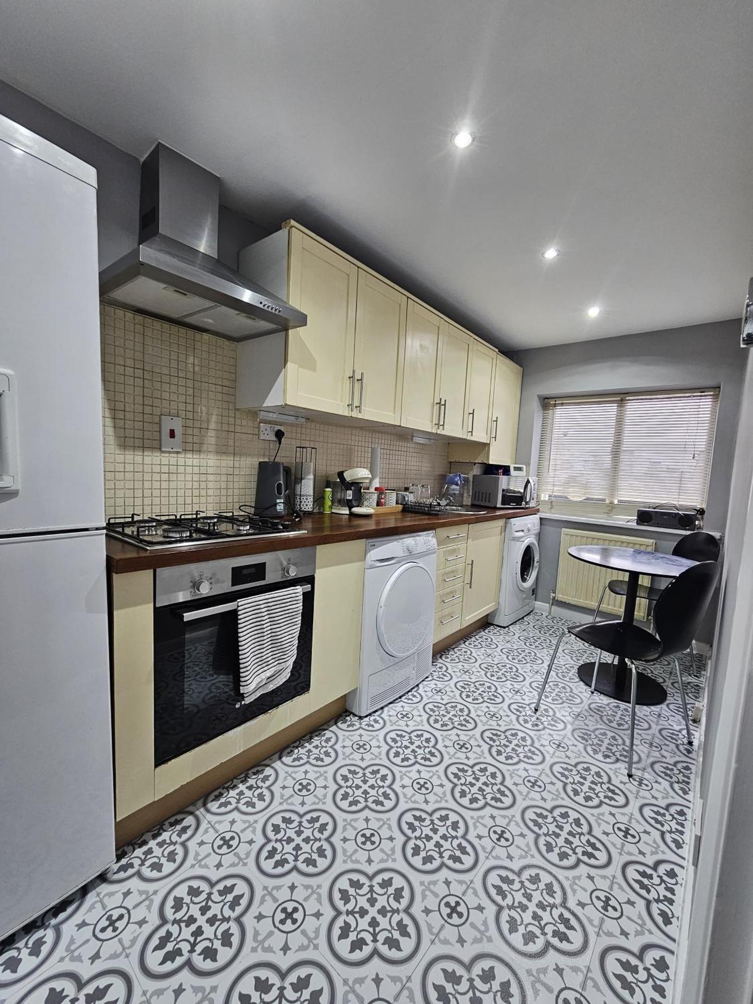 Two Bedroom Flat In * Londres