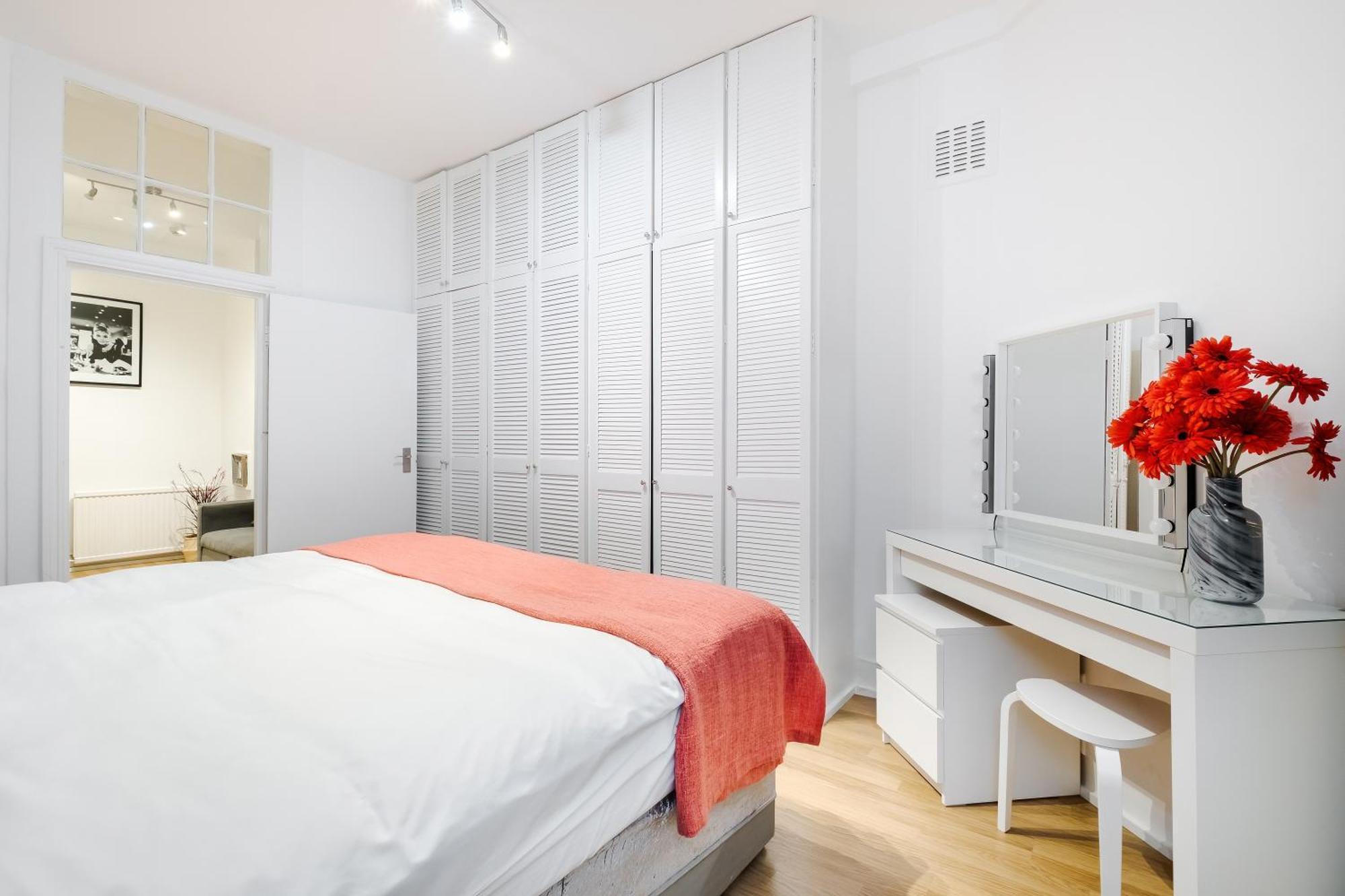 Large One Bedroom In Marylebone * Londen