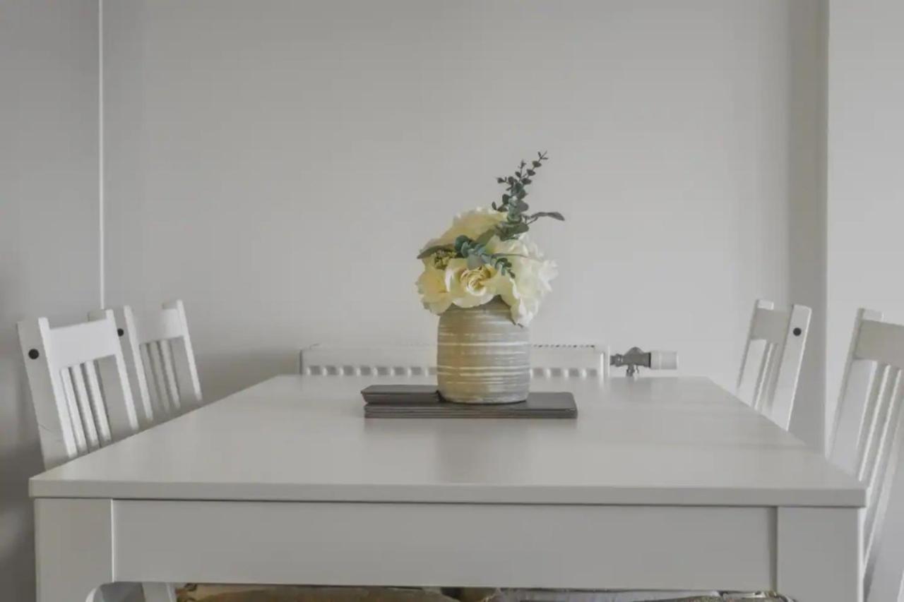 Centrally Located - Modern - 2bed - 2bath Apartamento *