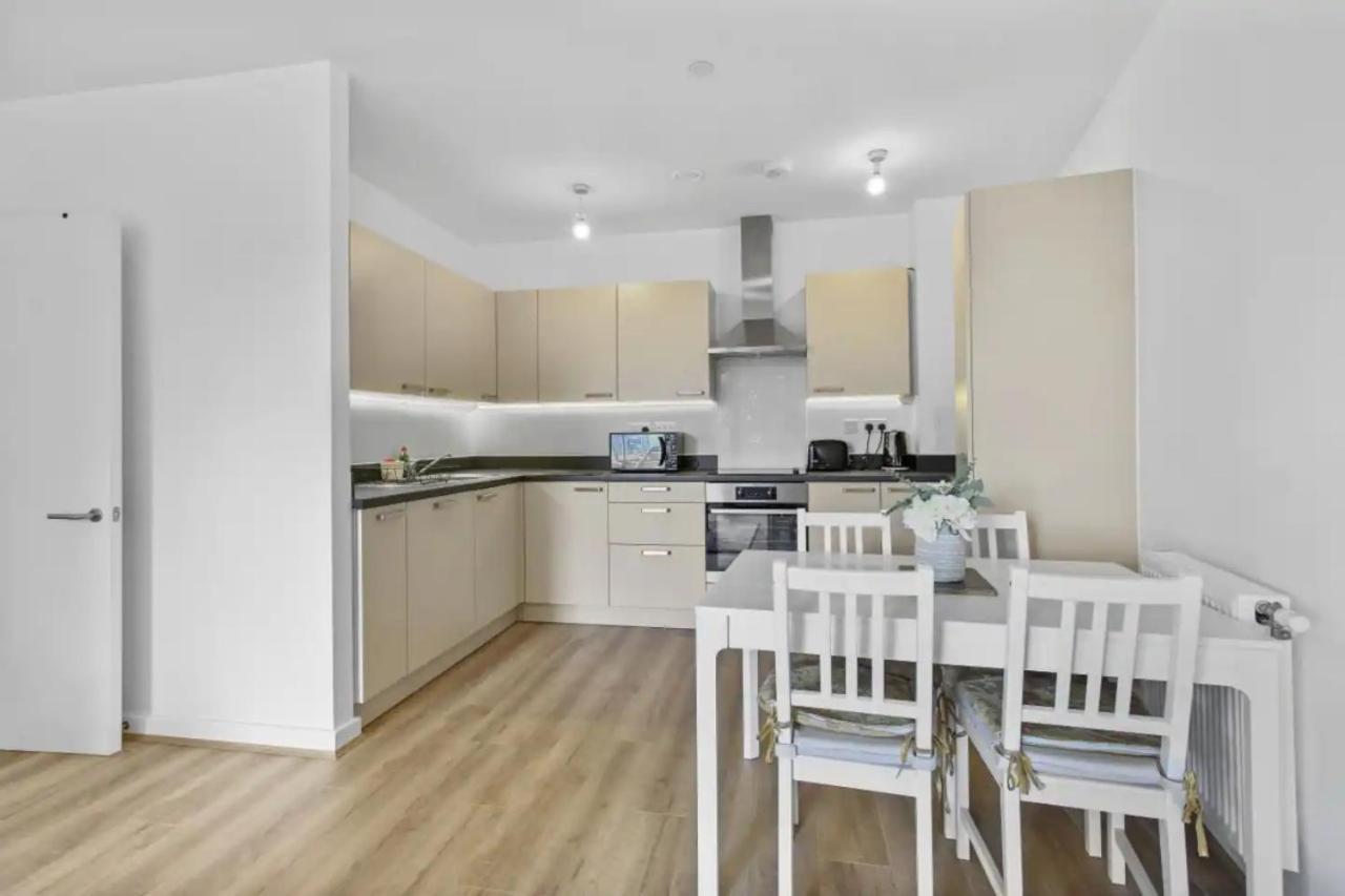 Centrally Located - Modern - 2bed - 2bath Londres