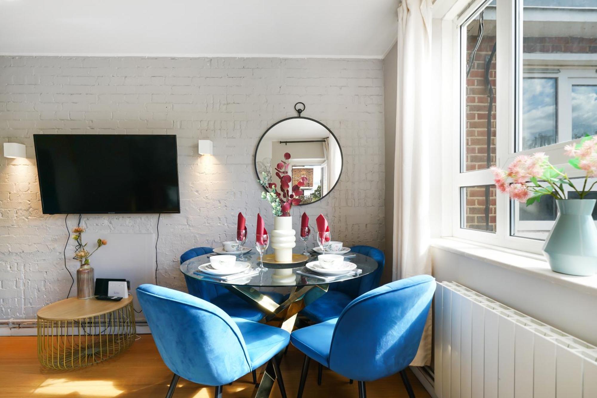 Lovely 2 Bedroom Flat In London-balcony - Sleeps 6 Appartement