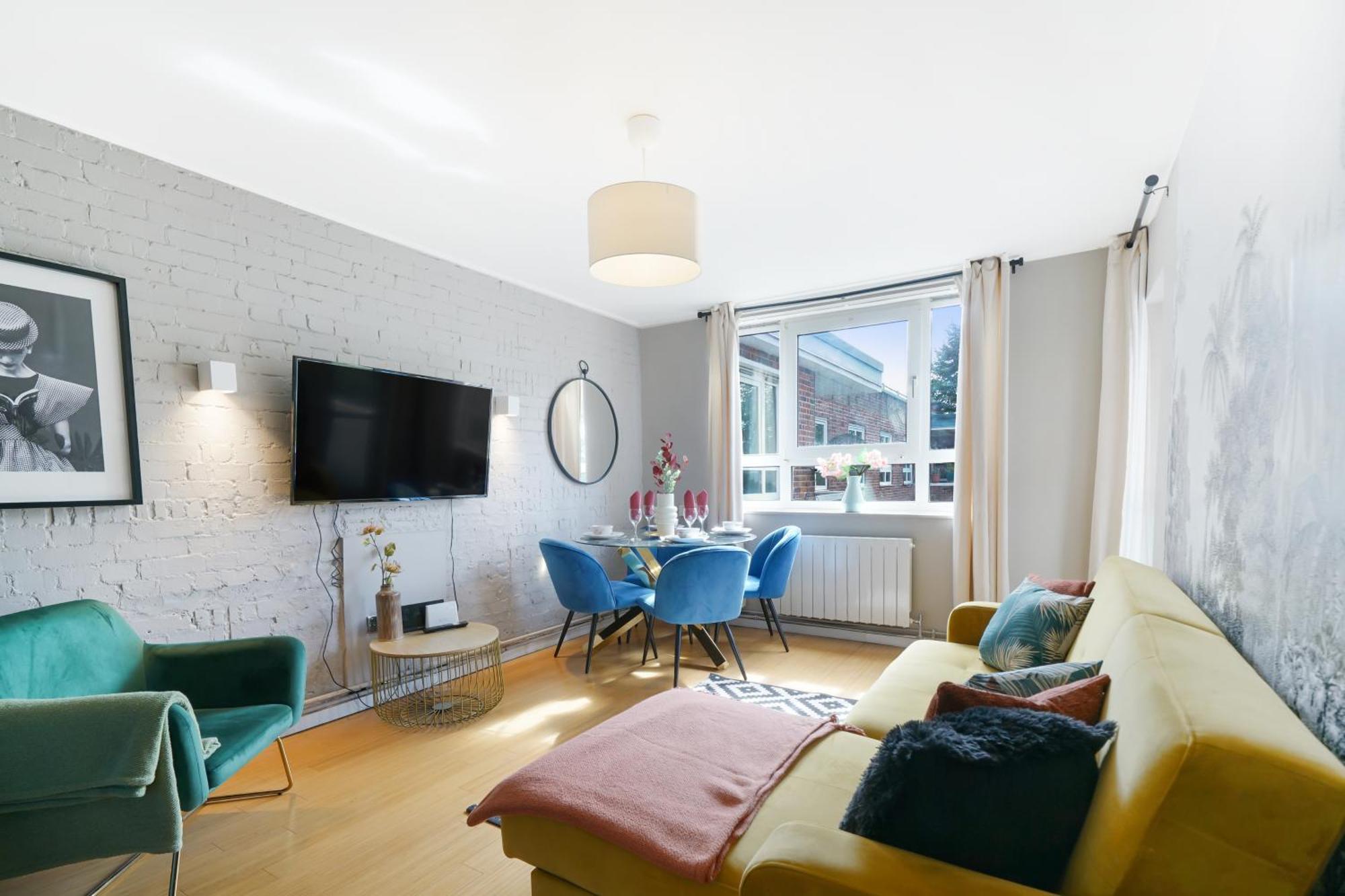 Lovely 2 Bedroom Flat In London-balcony - Sleeps 6 London