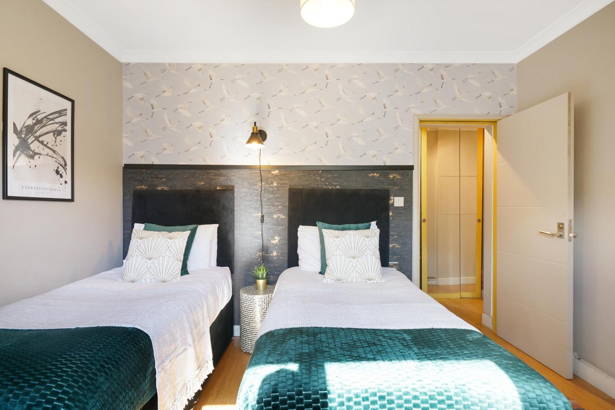 Apartment Lovely 2 Bedroom Flat In London-balcony - Sleeps 6 *
