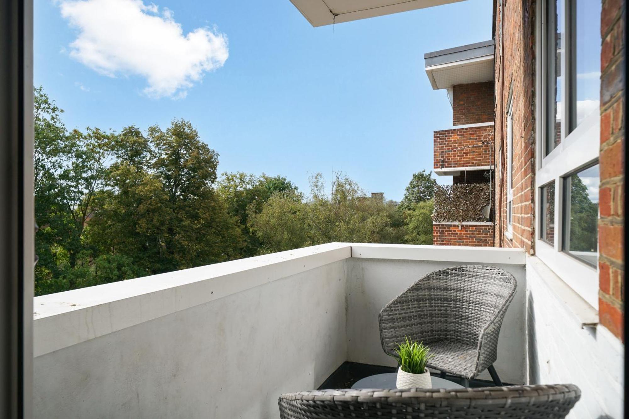 Apartment Lovely 2 Bedroom Flat In London-balcony - Sleeps 6 London