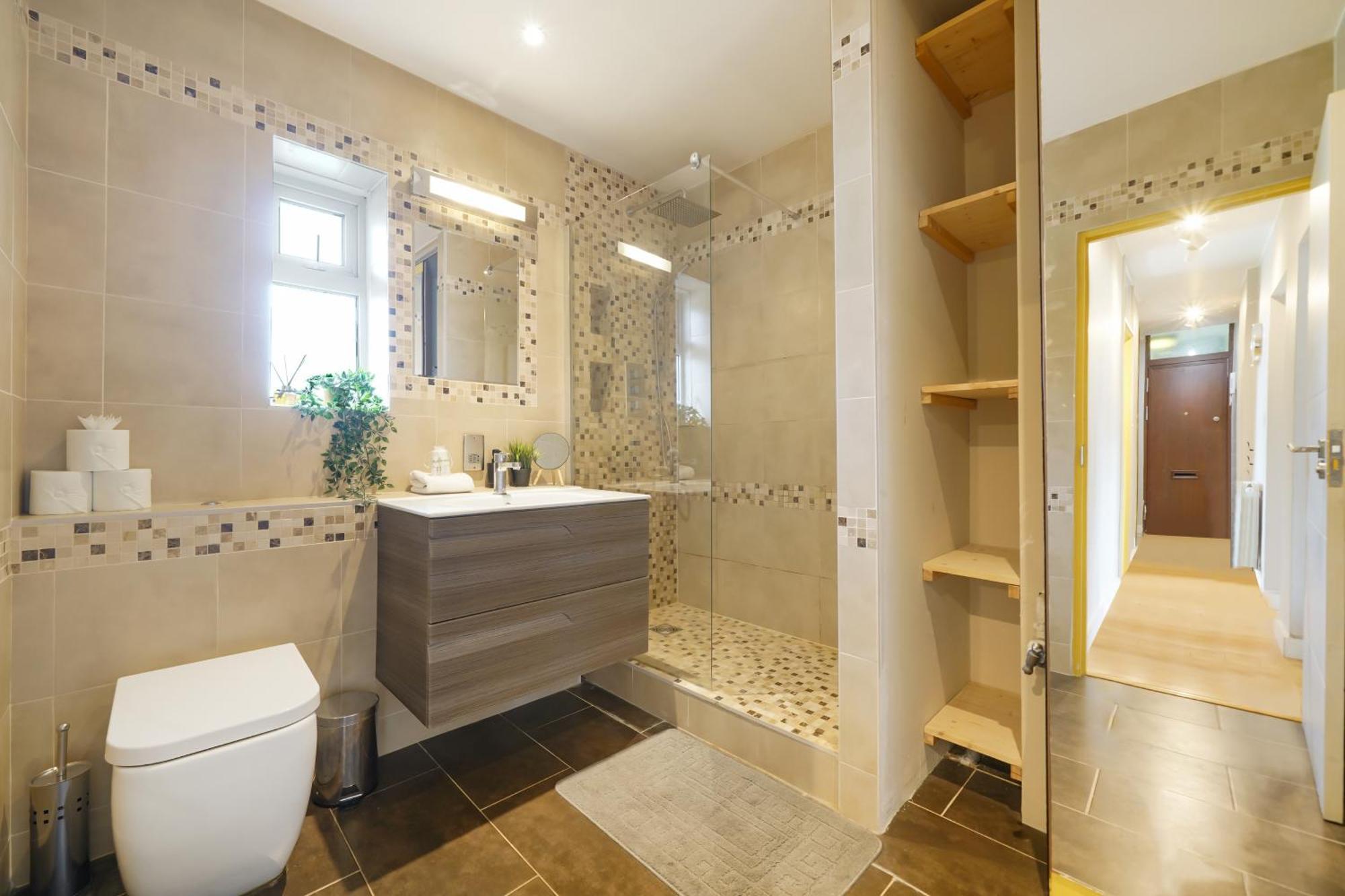 Lovely 2 Bedroom Flat In London-balcony - Sleeps 6 London