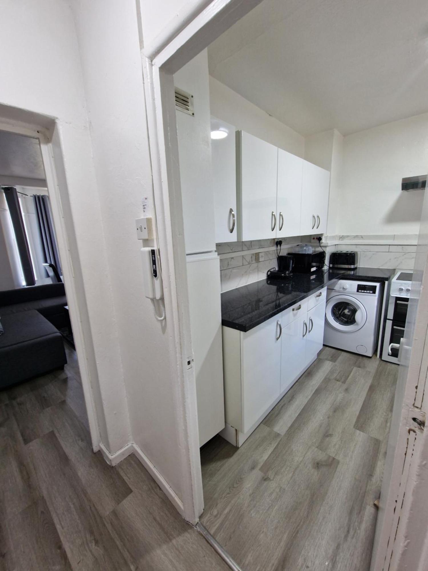 Comfortable 2 Bedrooms Flat In Oval Apartment *