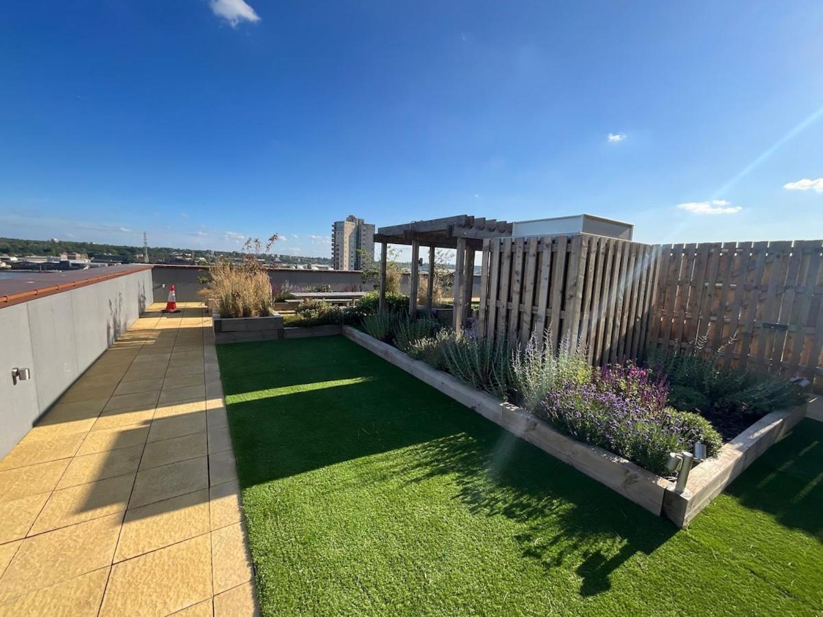 Deluxe Double Bed In Shared Near Canary Wharf, Airport & O2 Arena With Thames View Apartamento Londres
