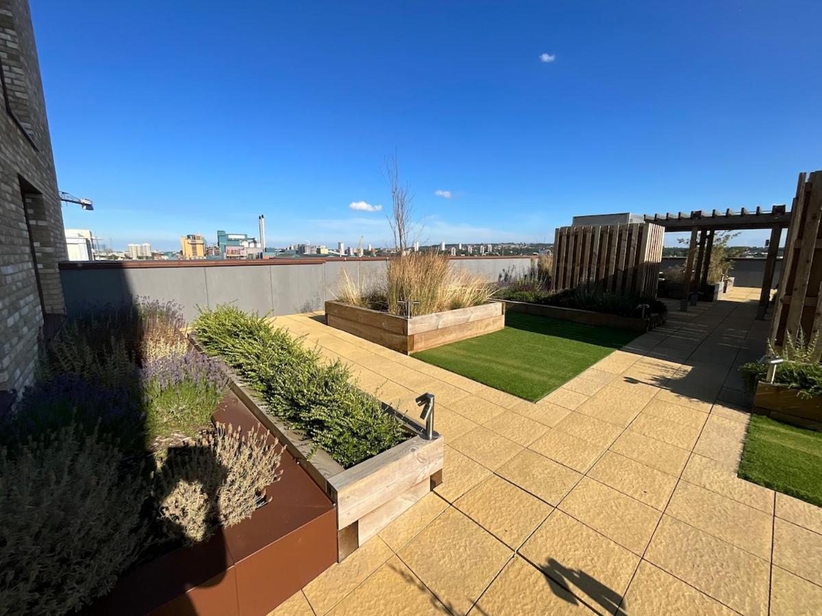 Deluxe Double Bed In Shared Near Canary Wharf, Airport & O2 Arena With Thames View * Londres