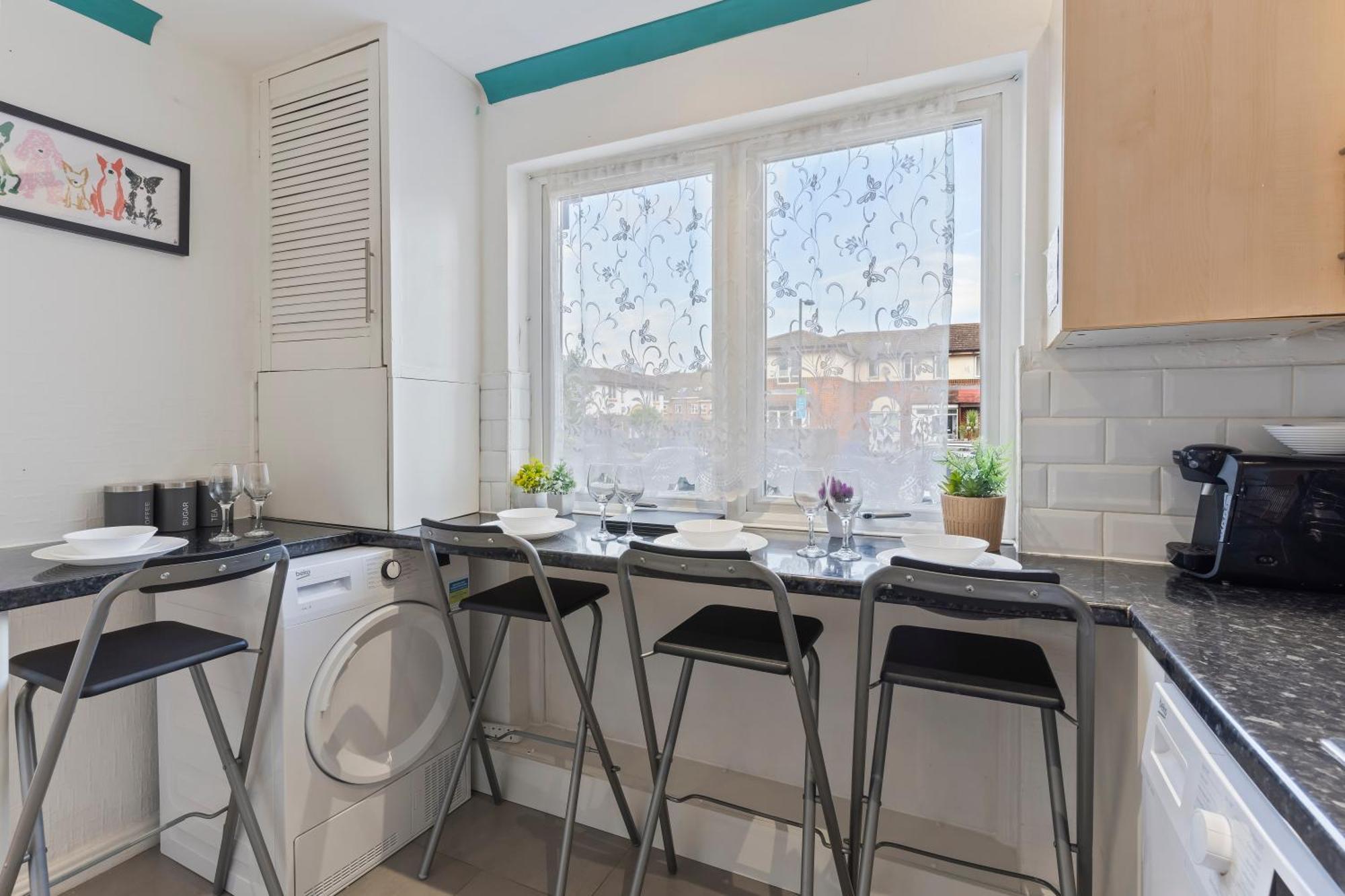 Lovely 4Br House In The City With Parking Casa de Férias Londres