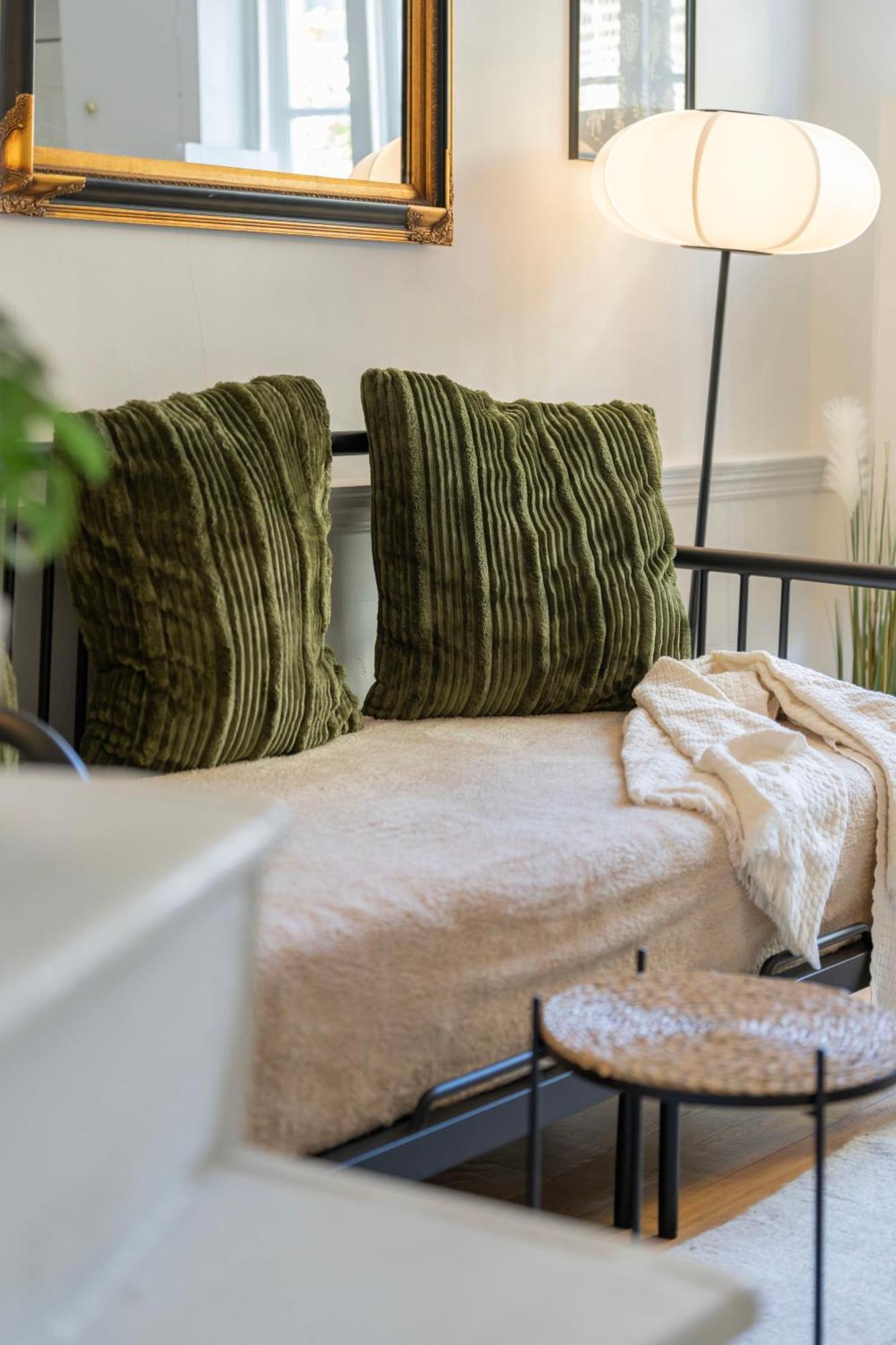 Gorgeous 2bed House In New Road *