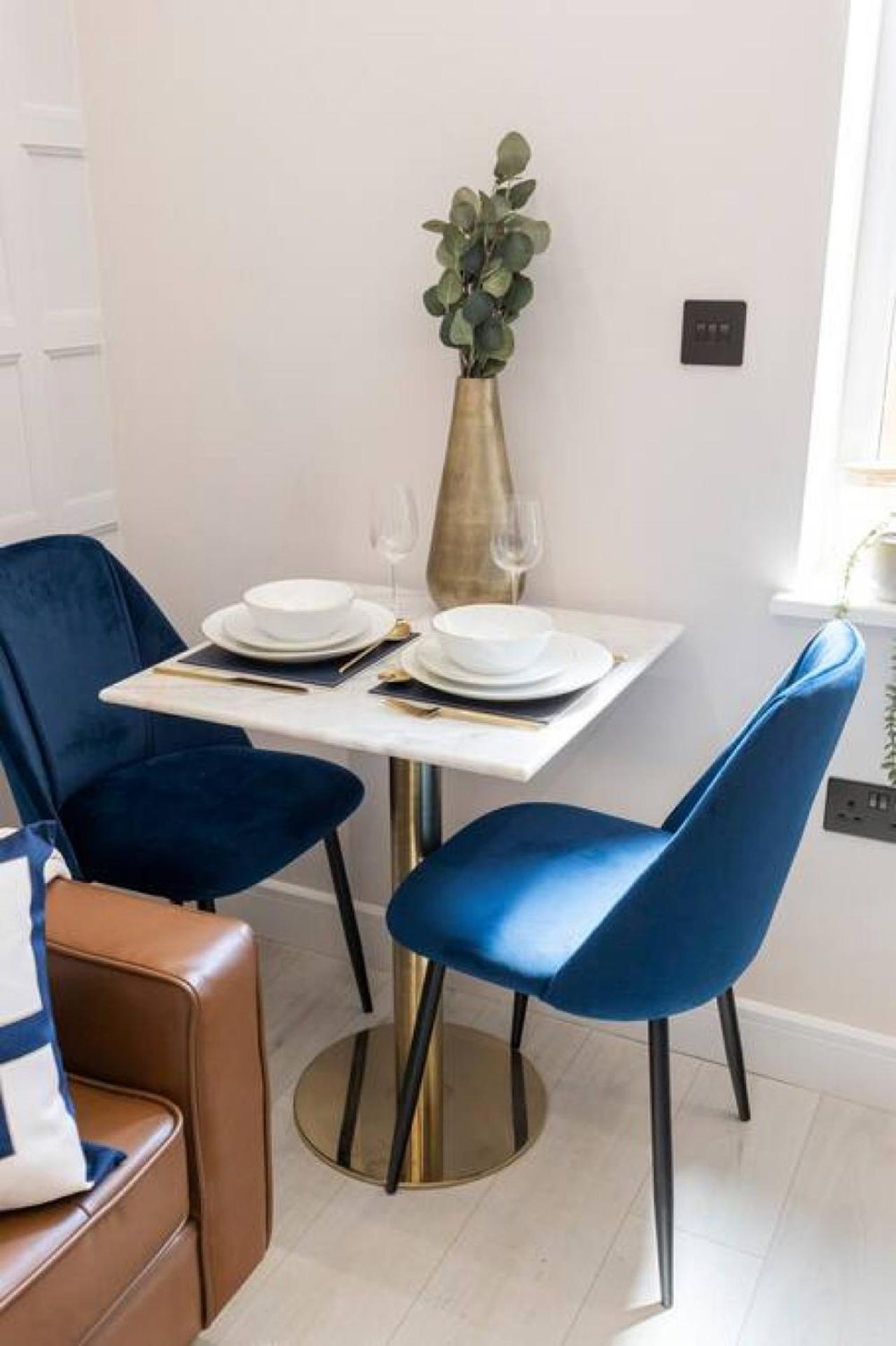 Robins - Brent Cross Apartment *