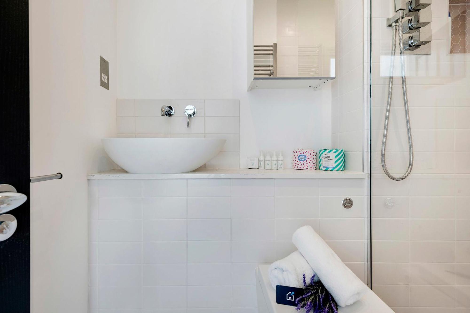 Modern And Bright Highgate Gem Apartment