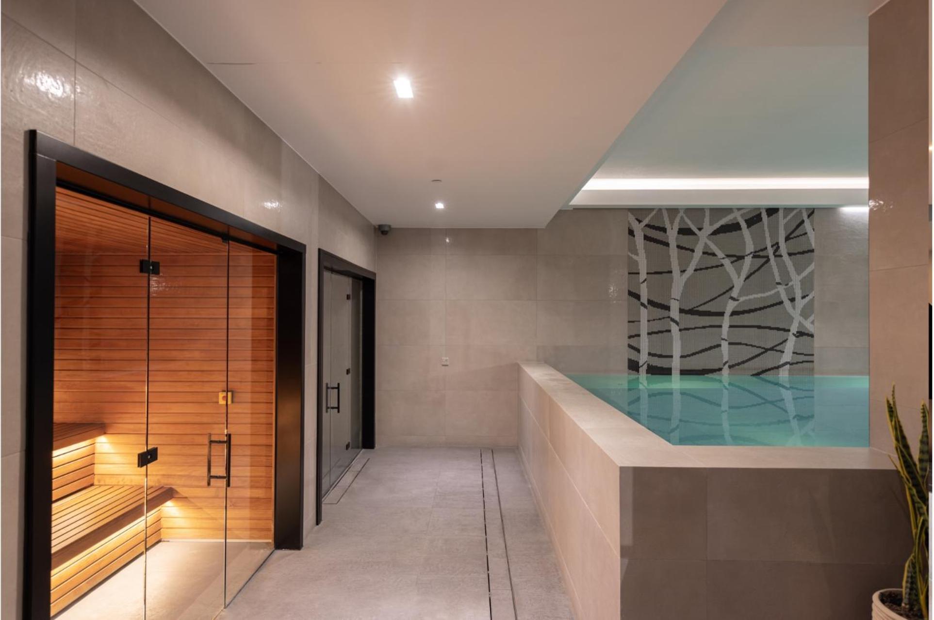 Luxury 2bed:prime Location, Min 2 Main Attractions *